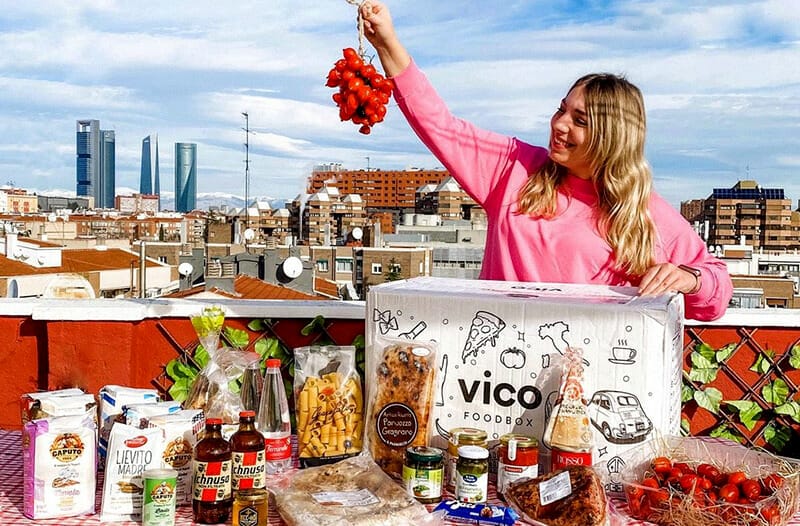 Giulia, cliente Vico Food Box, mostra i prodotti italiani che Vico ha spedito in Germania
