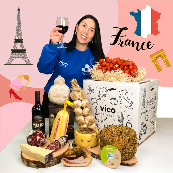 Debora, co-founder di Vico Food Box, con una box di prodotti italiani spediti in Francia